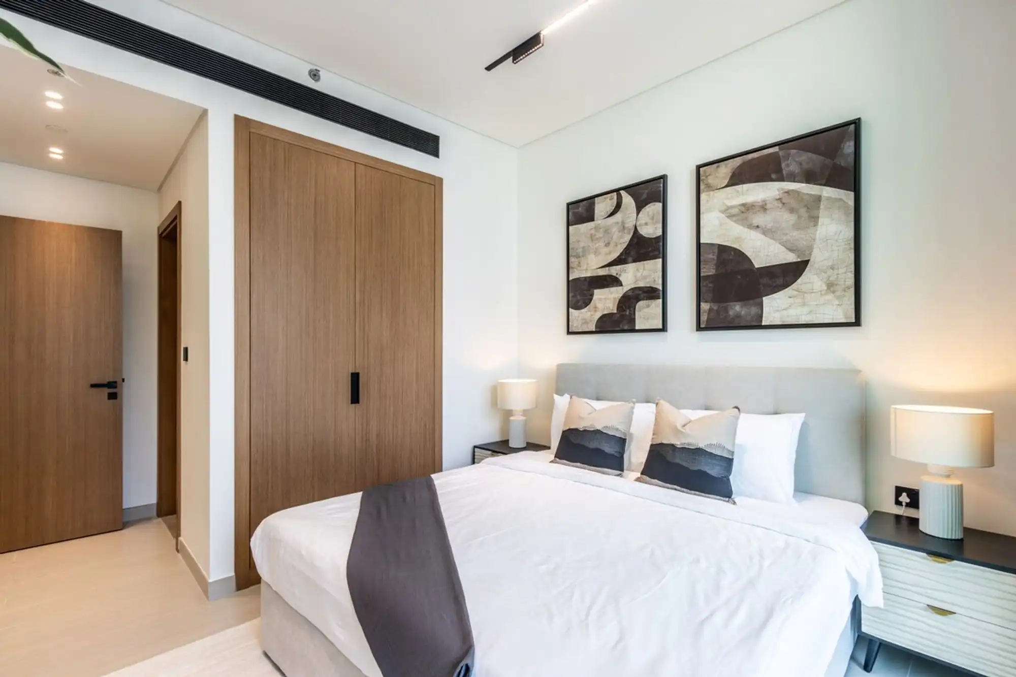 Elegant 1BR with Balcony & Skyline Views, Dubai