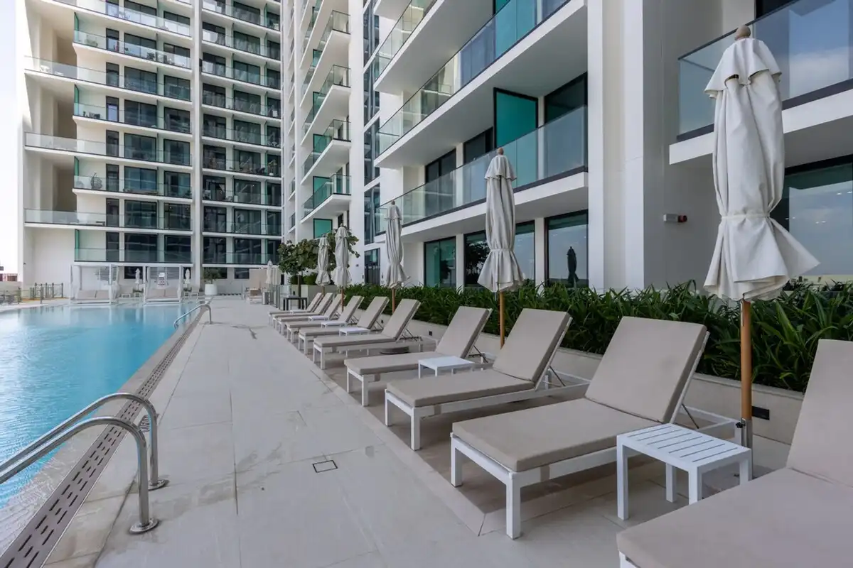 Elegant 1BR with Balcony & Skyline Views, Dubai