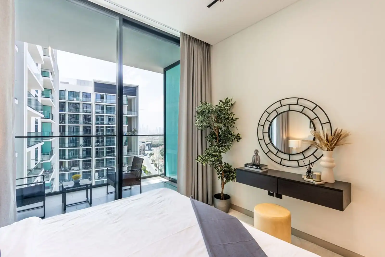 Elegant 1BR with Balcony & Skyline Views, Dubai