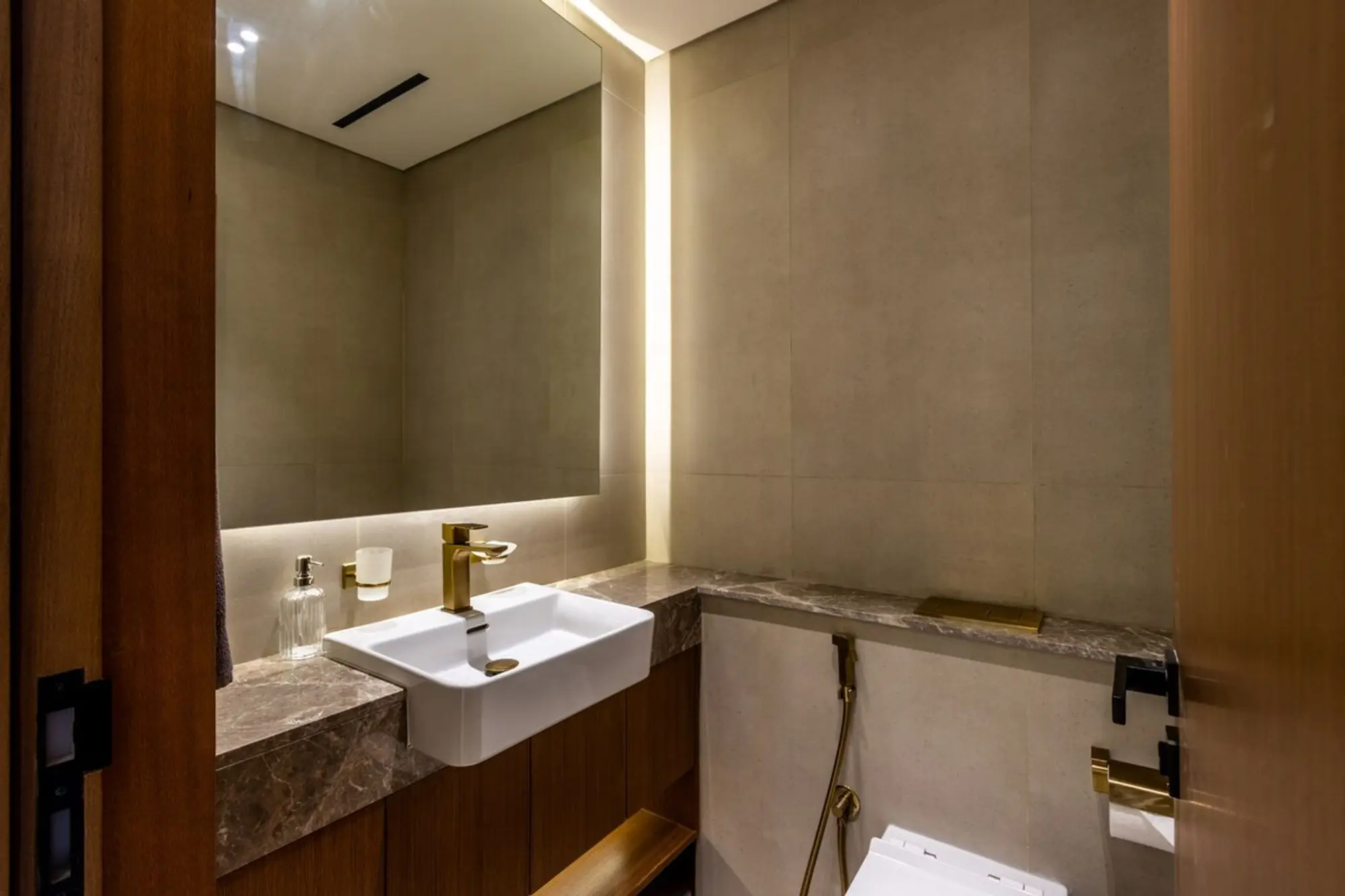 Elegant 1BR with Balcony & Skyline Views, Dubai