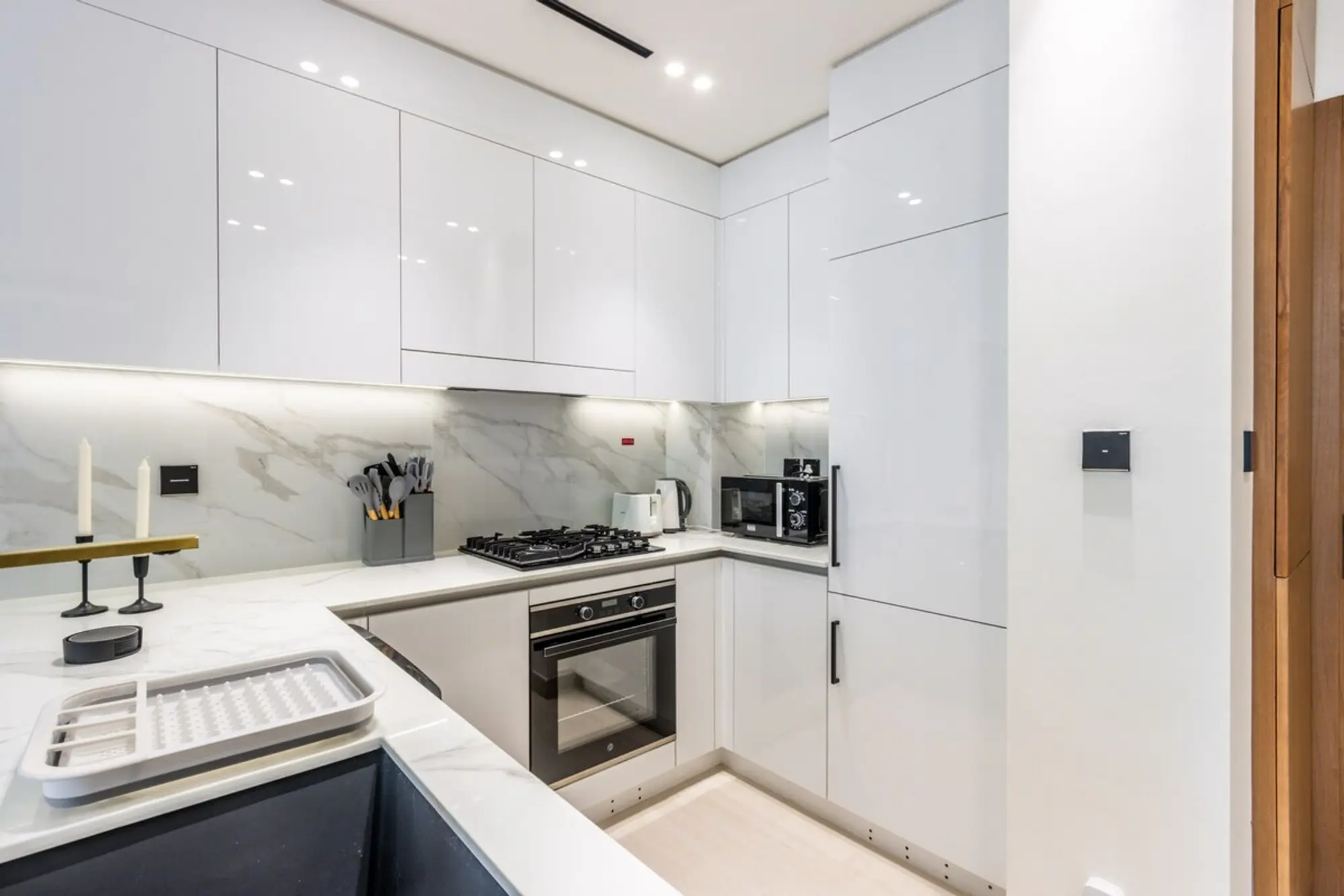 Elegant 1BR with Balcony & Skyline Views, Dubai