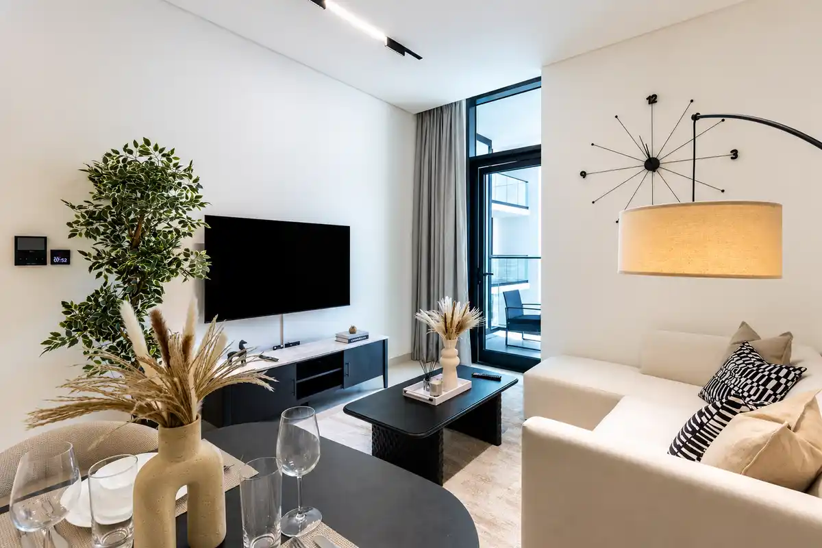 Elegant 1BR with Balcony & Skyline Views, Dubai