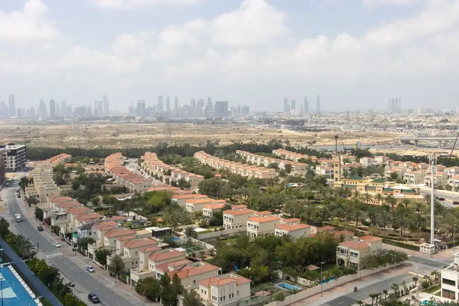Elegant 1BR with Balcony & Skyline Views, Dubai