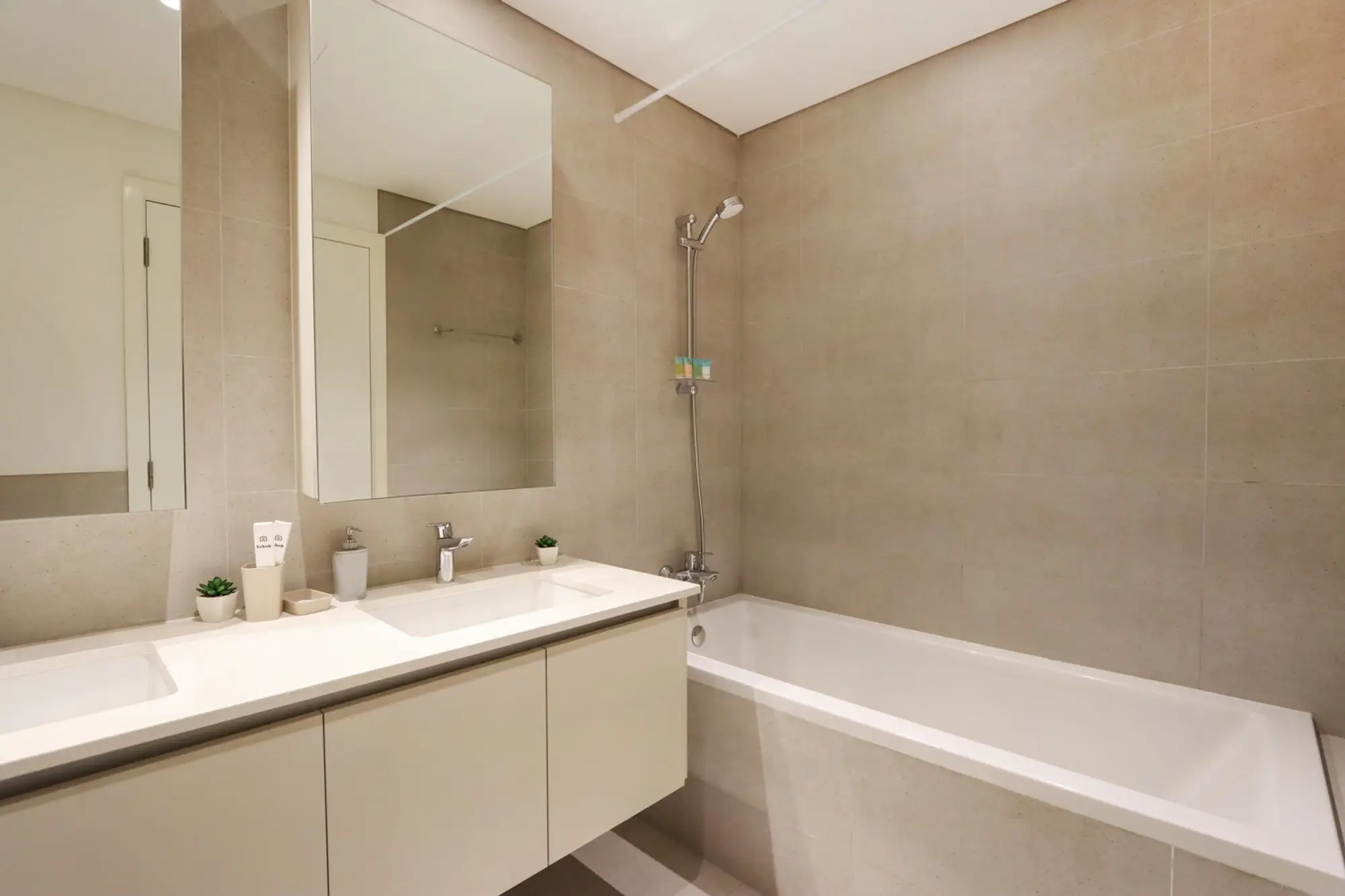 Elegant 2BR, Dubai