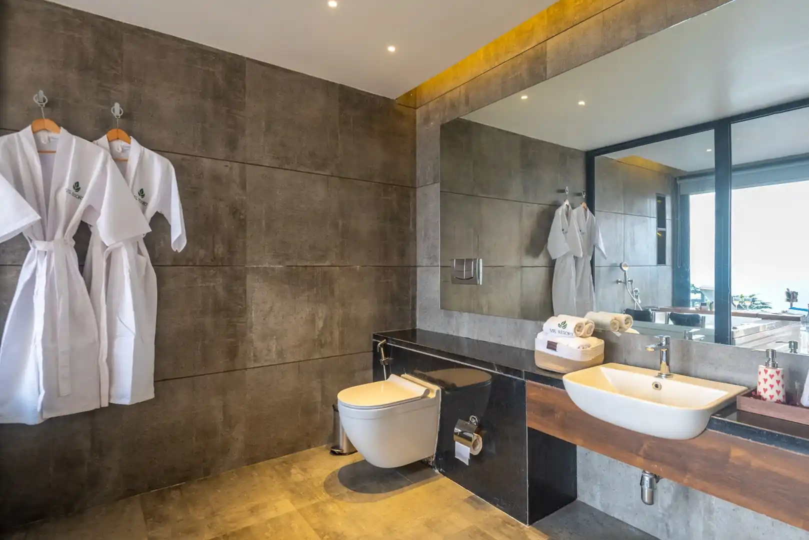 Emperior Suite w/ Heart Pool & Jacuzzi @ Vee Resort, Mahabaleshwar