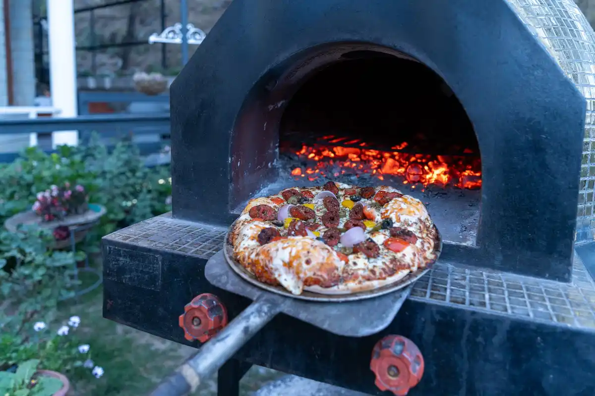 Floradale w/ Jacuzzi & Wood-Fire Pizza, Kasauli