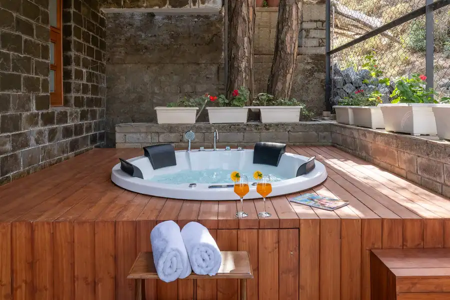 Floradale w/ Jacuzzi & Wood-Fire Pizza, Kasauli