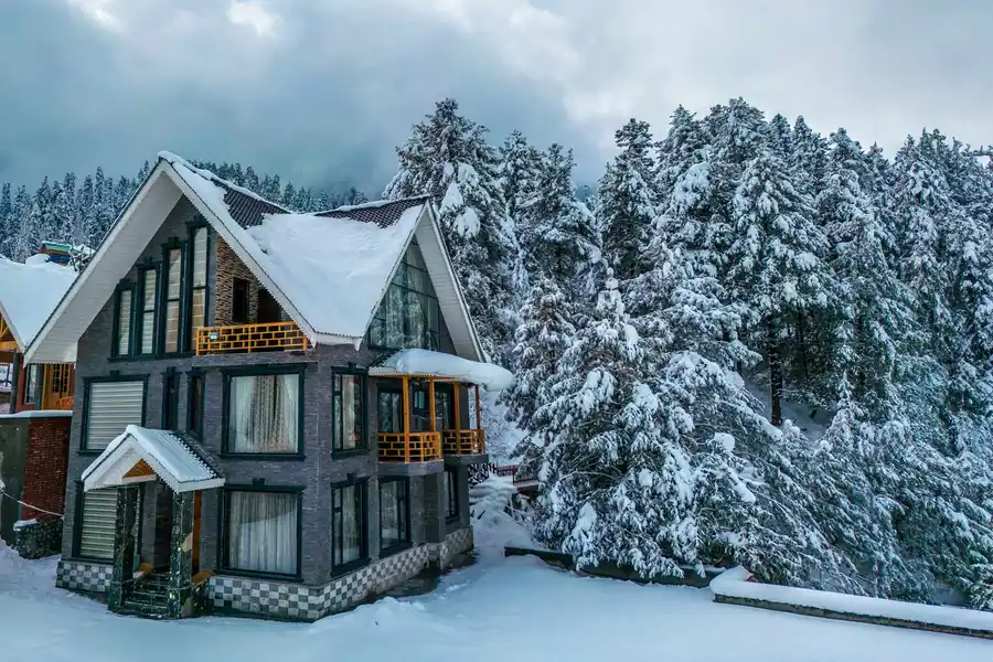 Frosty @ Frozen Fall - Tangmarg w/ Breakfast Included, Gulmarg
