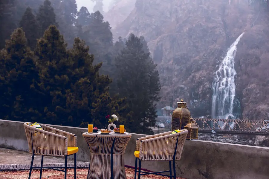 Frozen Fall - Tangmarg w/ Breakfast Included, Gulmarg