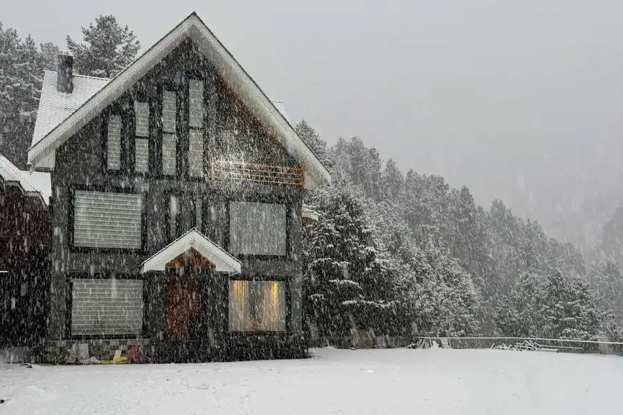 Frozen Fall - Tangmarg w/ Breakfast Included, Gulmarg