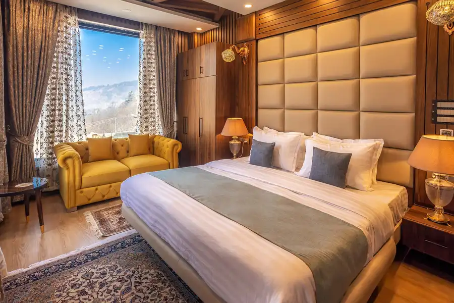 Frozen Fall - Tangmarg w/ Breakfast Included, Gulmarg