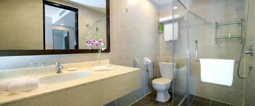 Furama Bukit Bintang Bathroom
