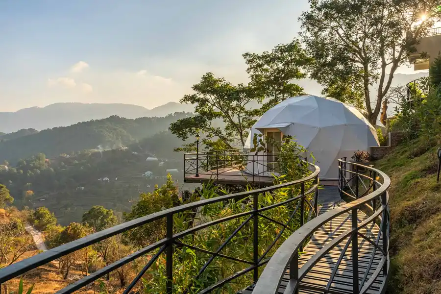 GLAMP AT ILIKA w/ Mountain view and Deck, Kasauli