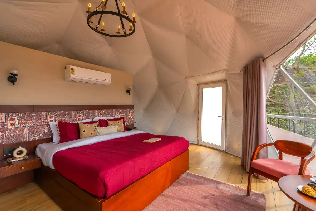 GLAMPS @ ILIKA W/ Pvt Deck and Jacuzzi, Kasauli