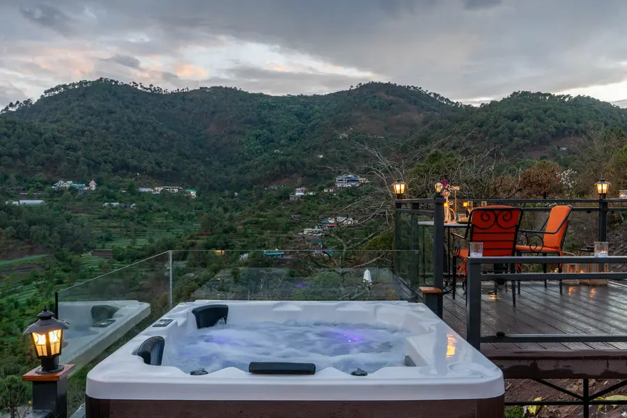 GLAMPS @ ILIKA W/ Pvt Deck and Jacuzzi, Kasauli