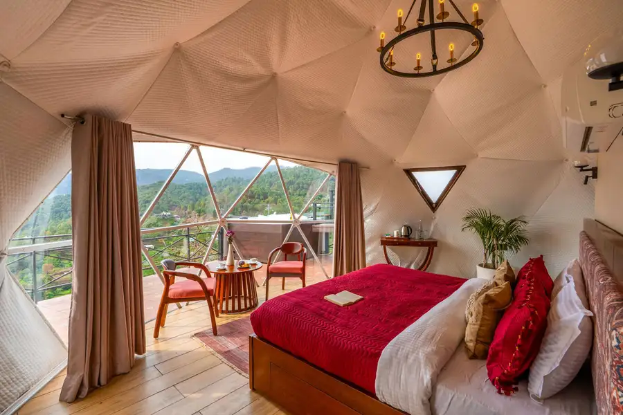 GLAMPS @ ILIKA W/ Pvt Deck and Jacuzzi, Kasauli