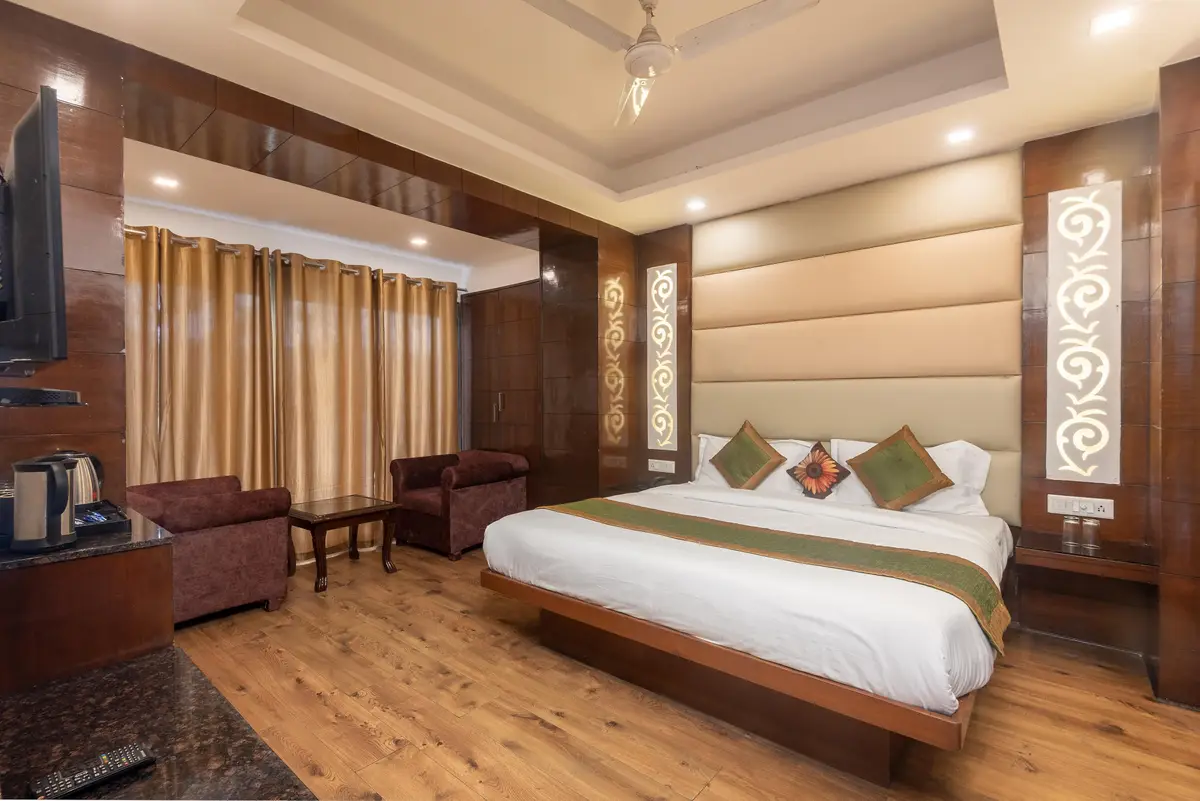 Hotel 30 Degree Mussoorie - On Mall Road with Parking Room