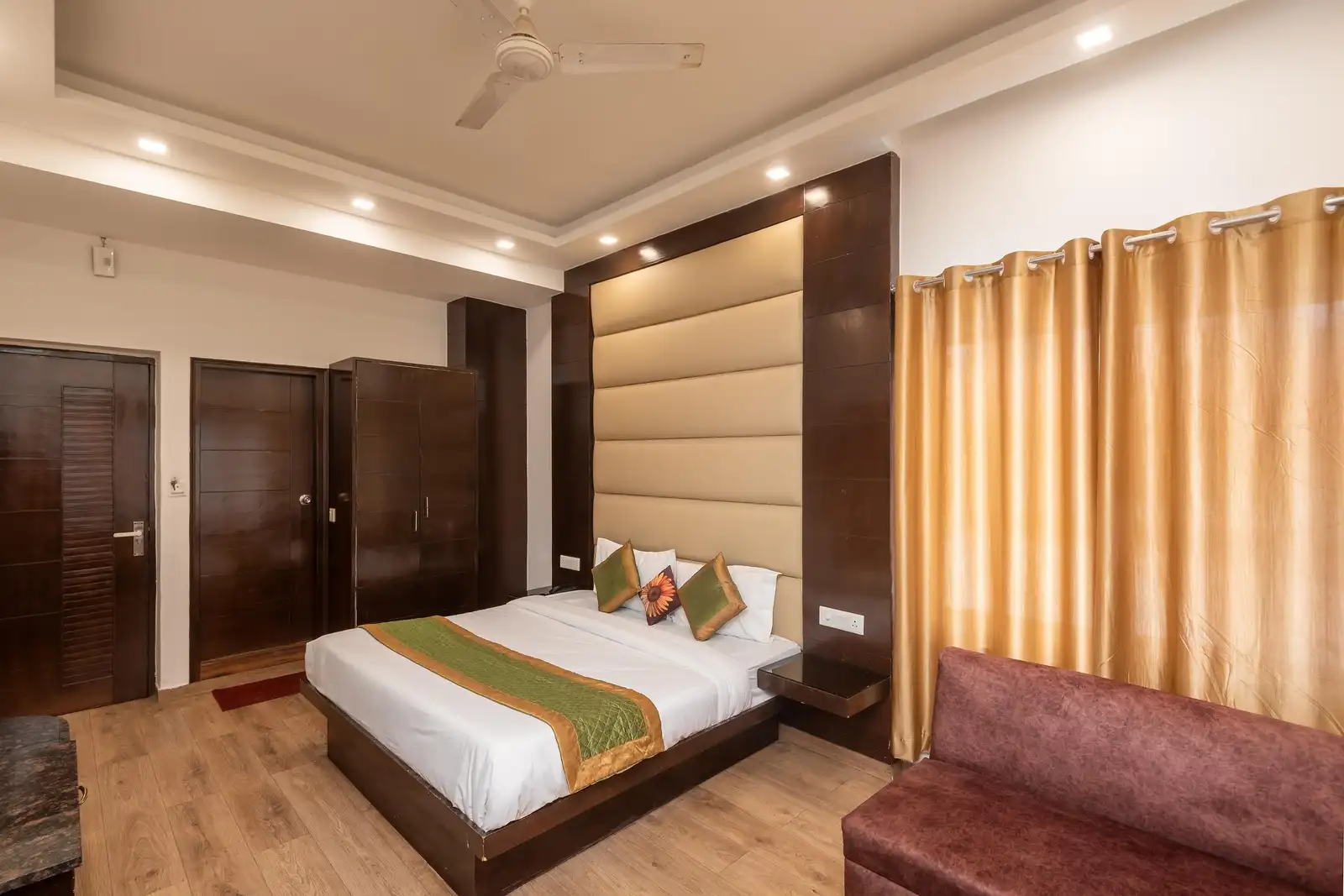 Hotel 30 Degree Mussoorie - On Mall Road with Parking Room