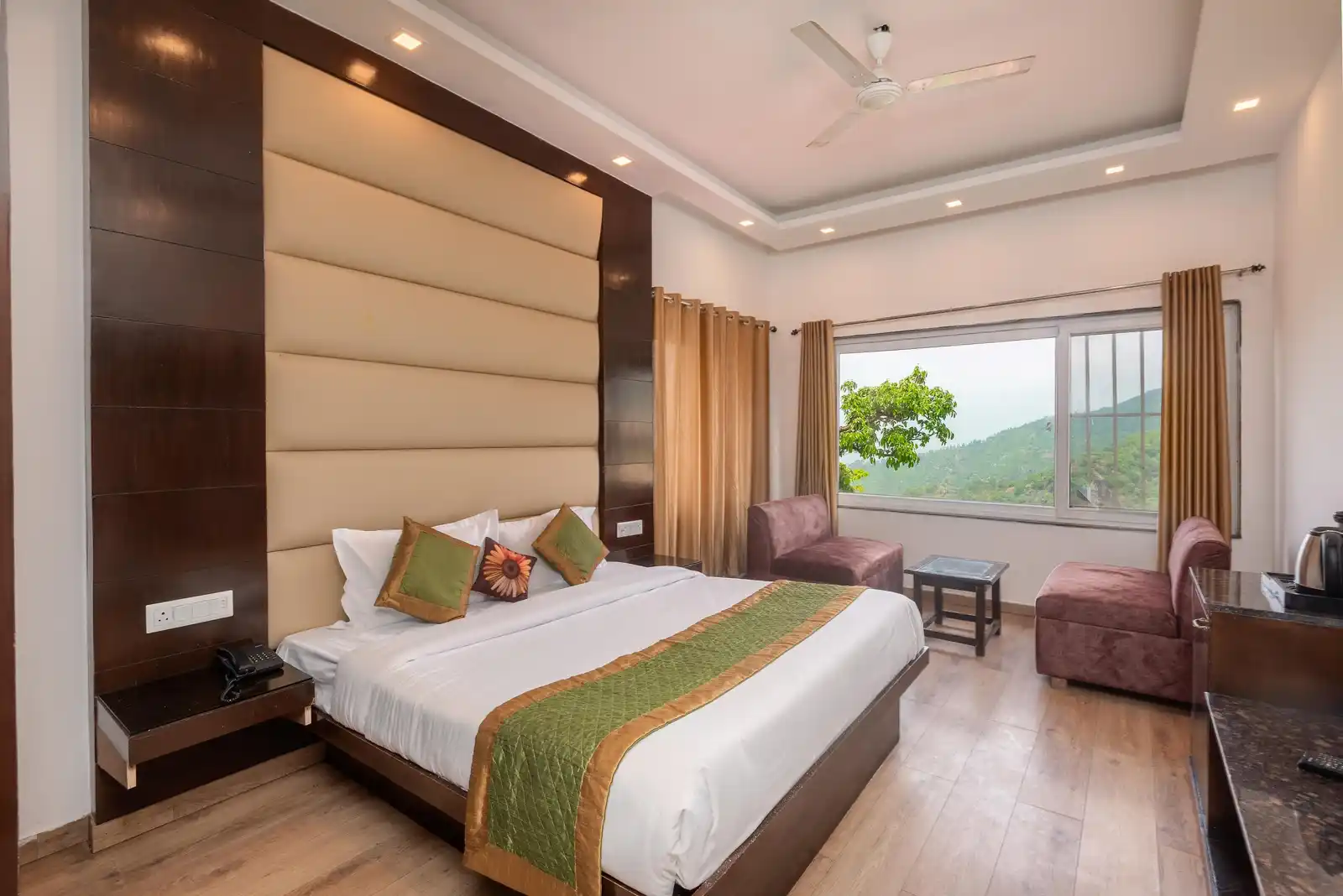 Hotel 30 Degree Mussoorie - On Mall Road with Parking Room