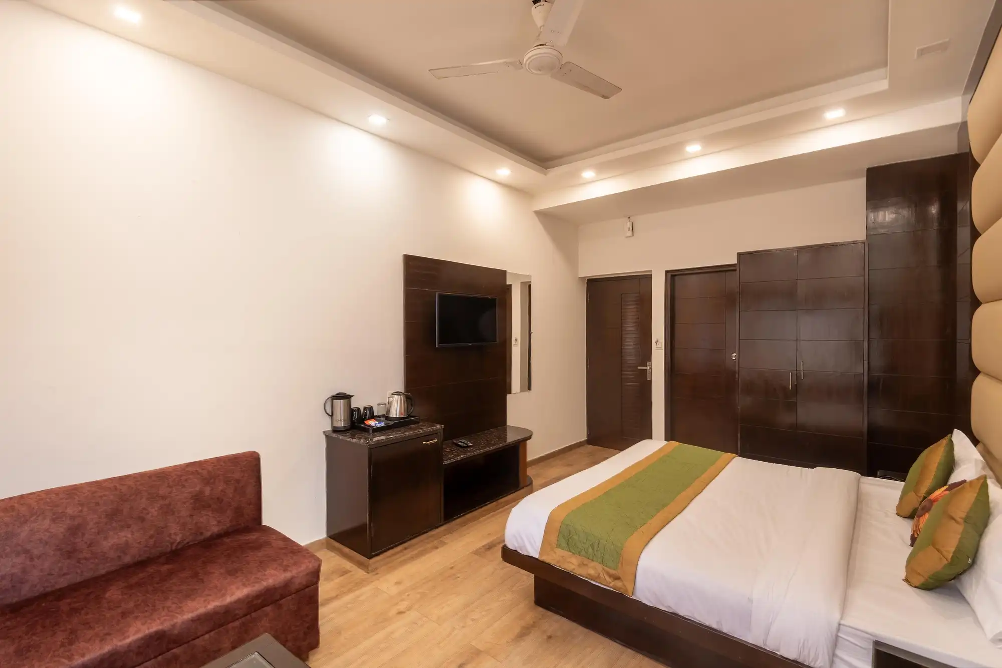 Hotel 30 Degree Mussoorie - On Mall Road with Parking Room