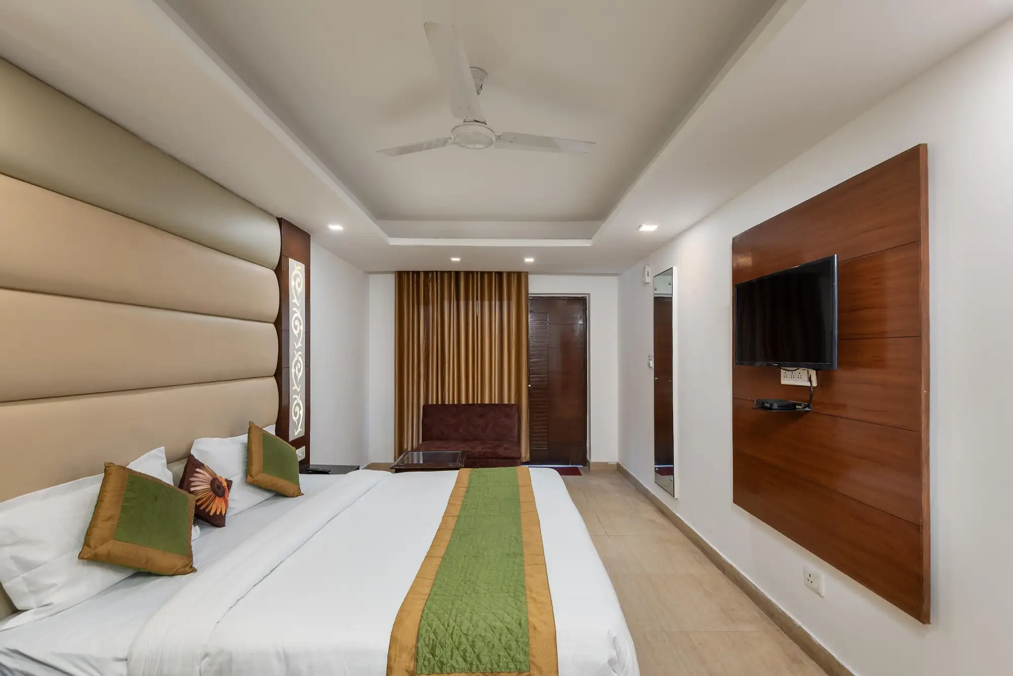 Hotel 30 Degree Mussoorie - On Mall Road with Parking Room
