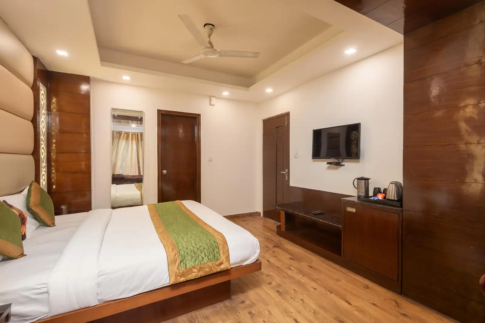 Hotel 30 Degree Mussoorie - On Mall Road with Parking Room