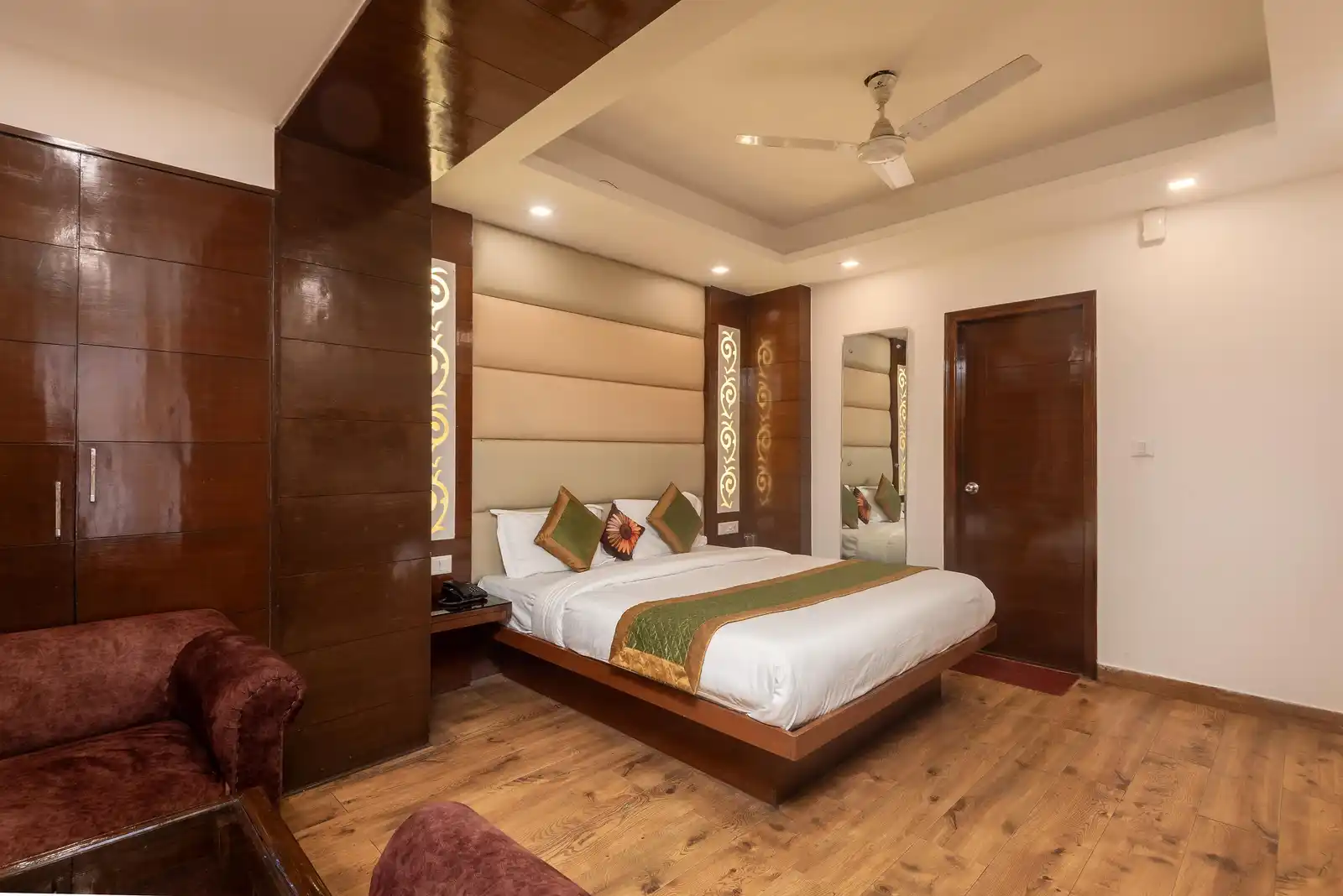 Hotel 30 Degree Mussoorie - On Mall Road with Parking Room