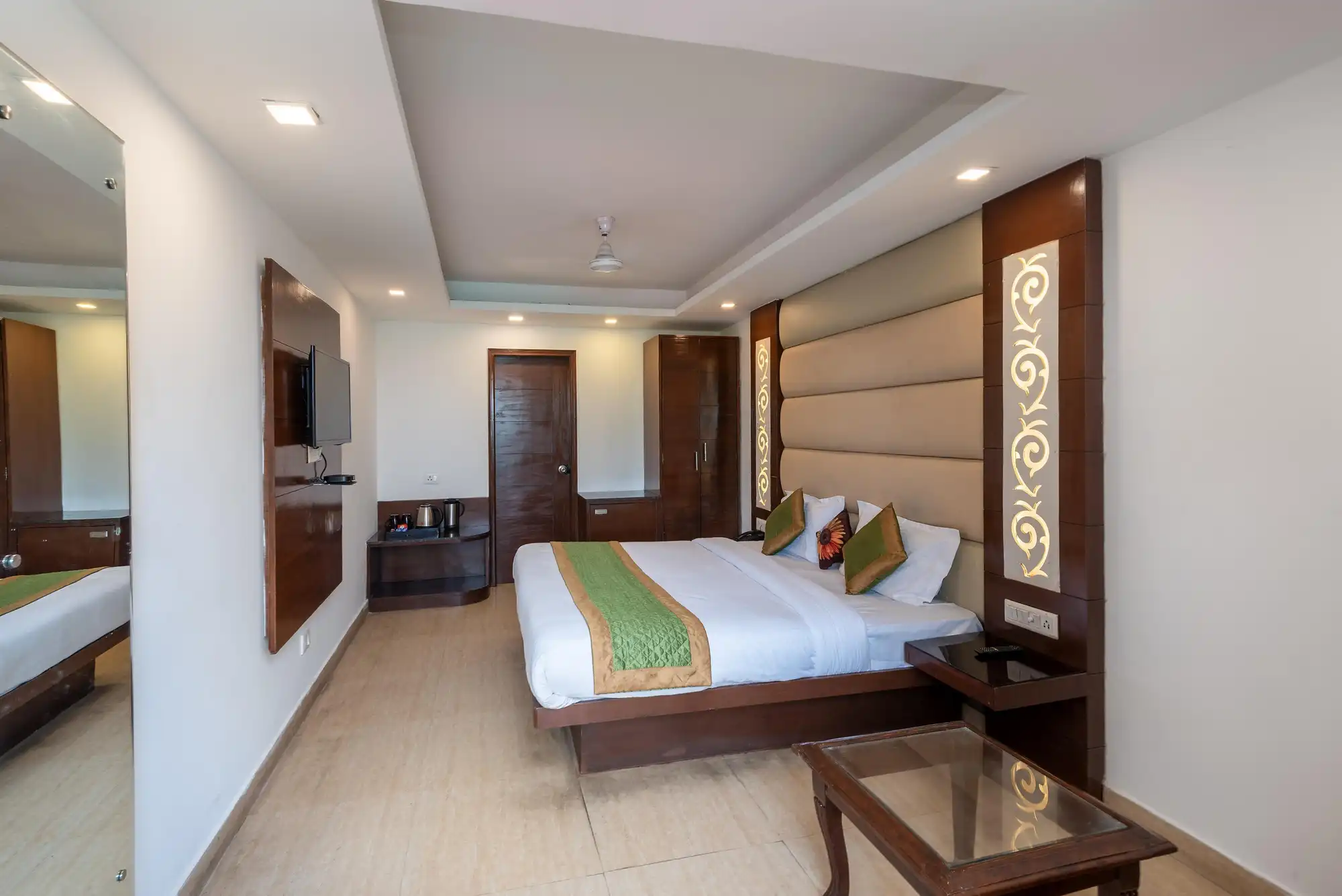 Hotel 30 Degree Mussoorie - On Mall Road with Parking Room