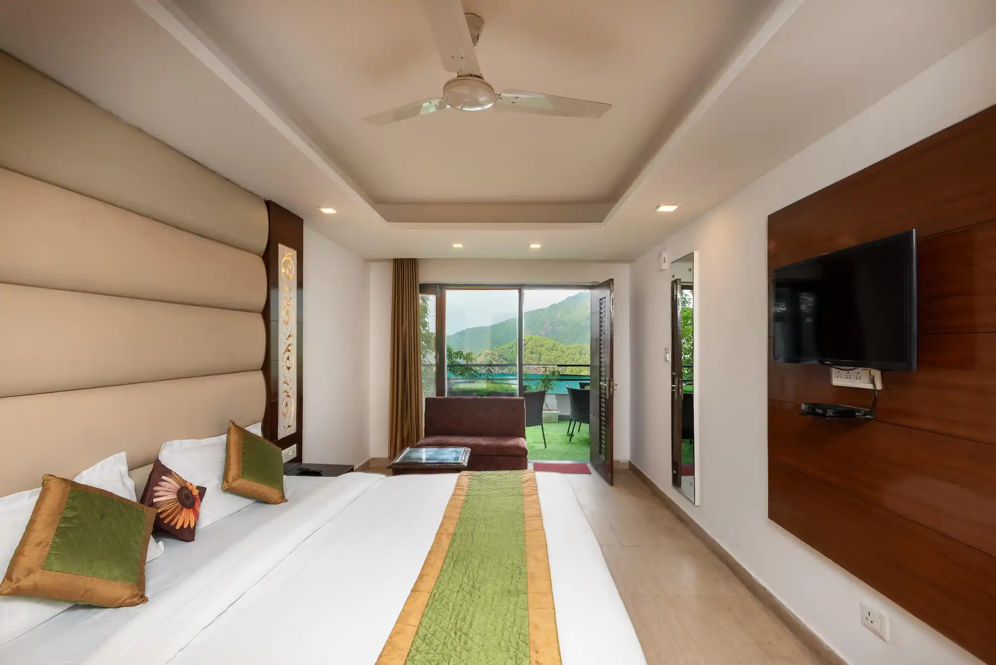 Hotel 30 Degree Mussoorie - On Mall Road with Parking Room