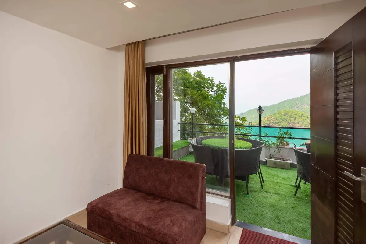 Hotel 30 Degree Mussoorie - On Mall Road with Parking Room