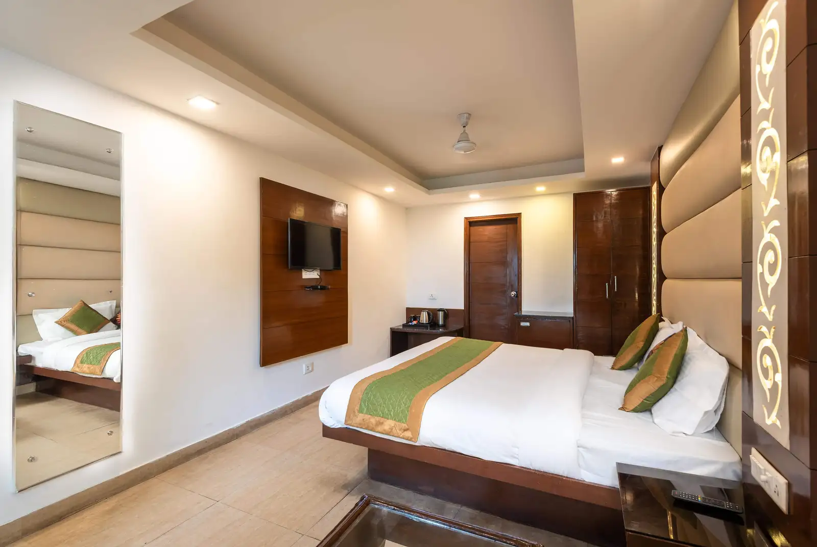 Hotel 30 Degree Mussoorie - On Mall Road with Parking Room