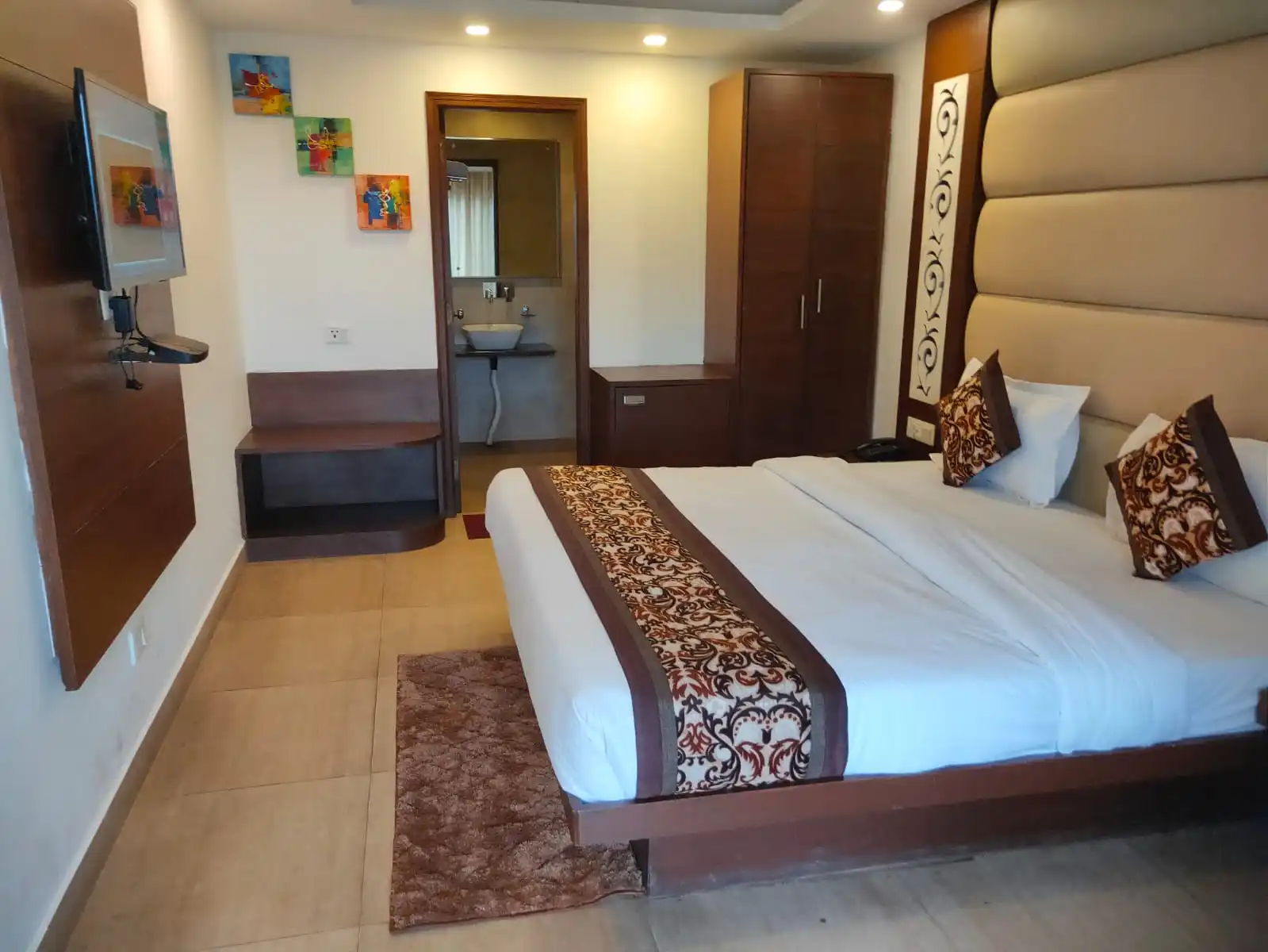 Hotel 30 Degree Mussoorie - On Mall Road with Parking Room