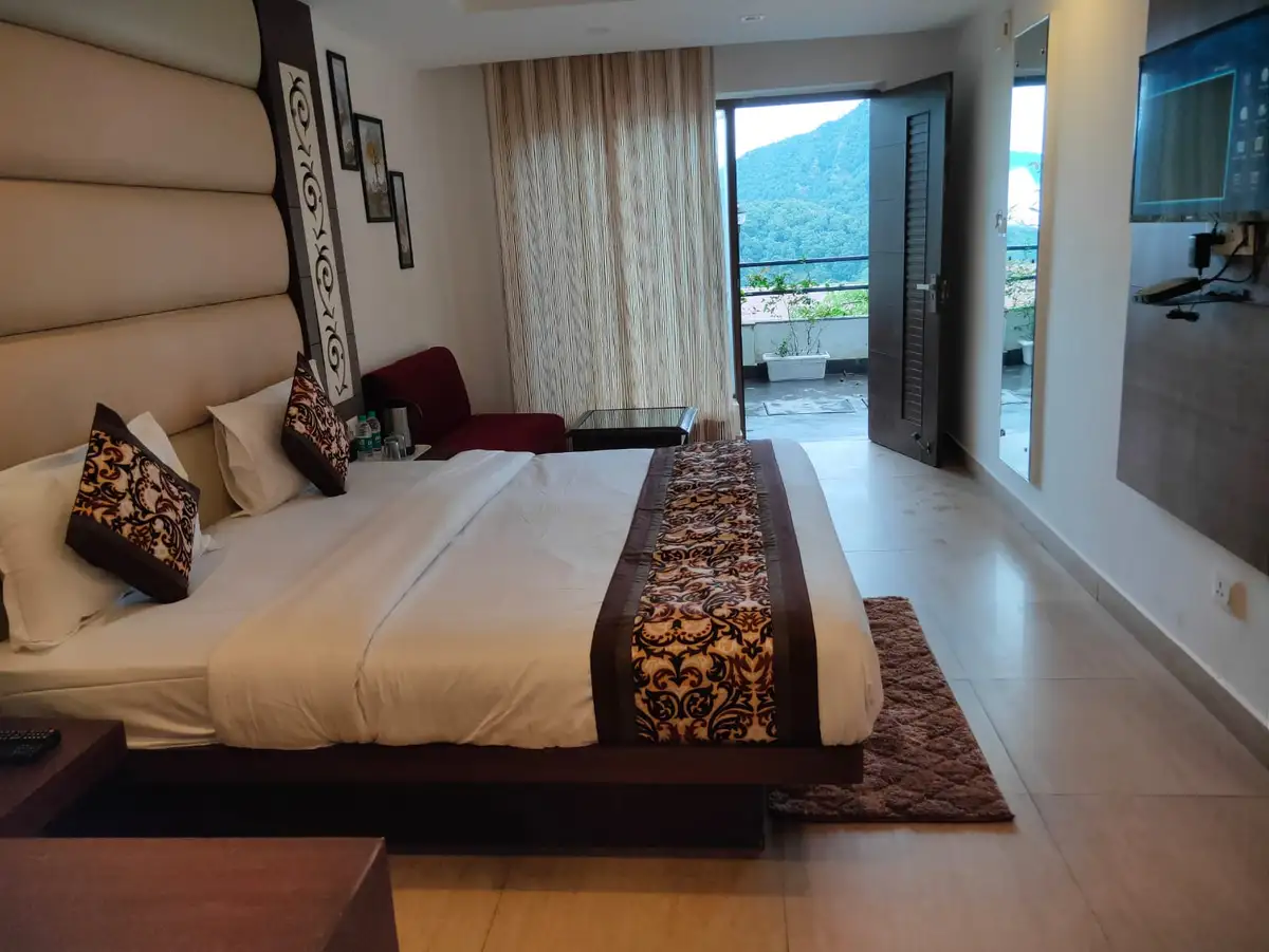 Hotel 30 Degree Mussoorie - On Mall Road with Parking Room