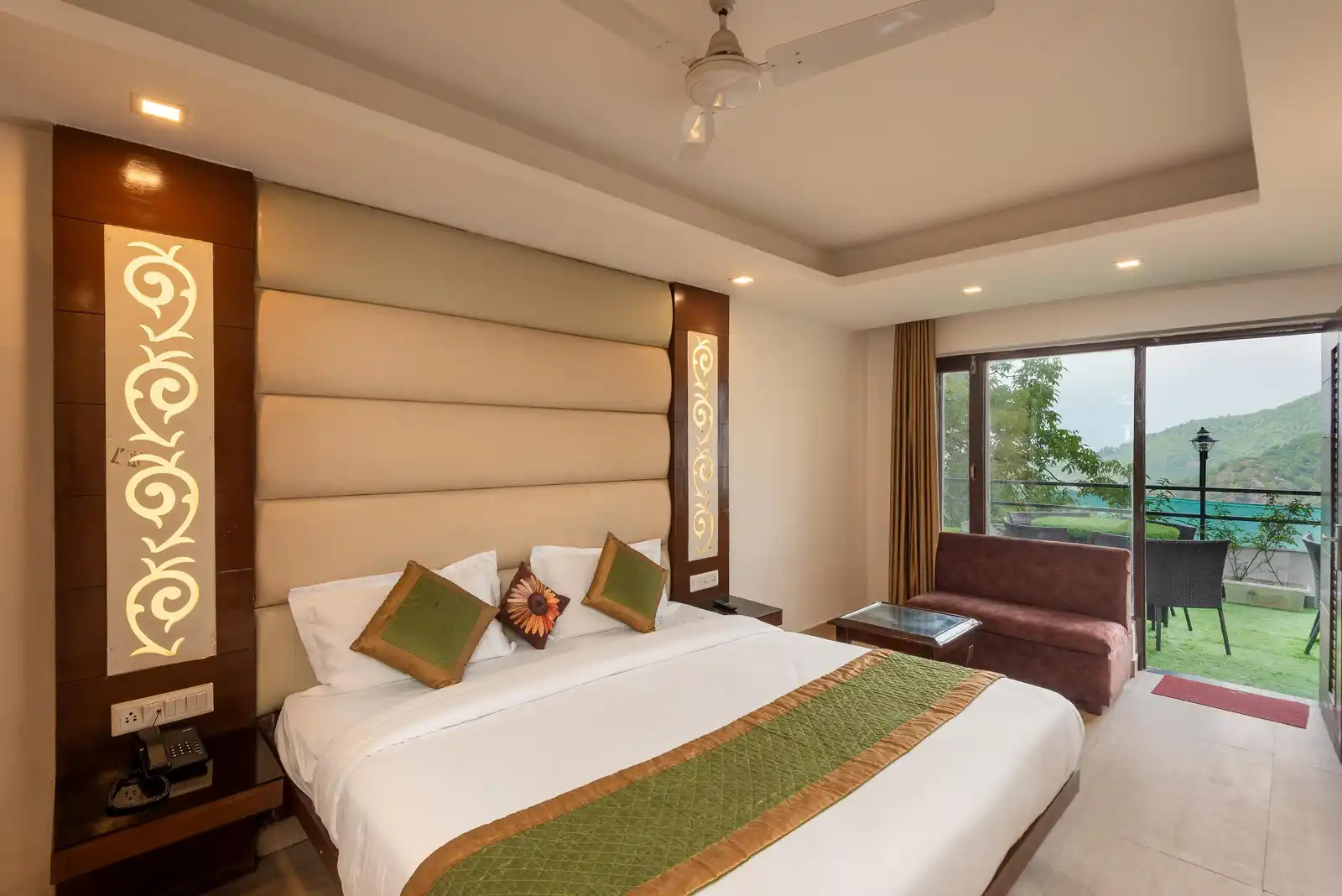 Hotel 30 Degree Mussoorie - On Mall Road with Parking Room