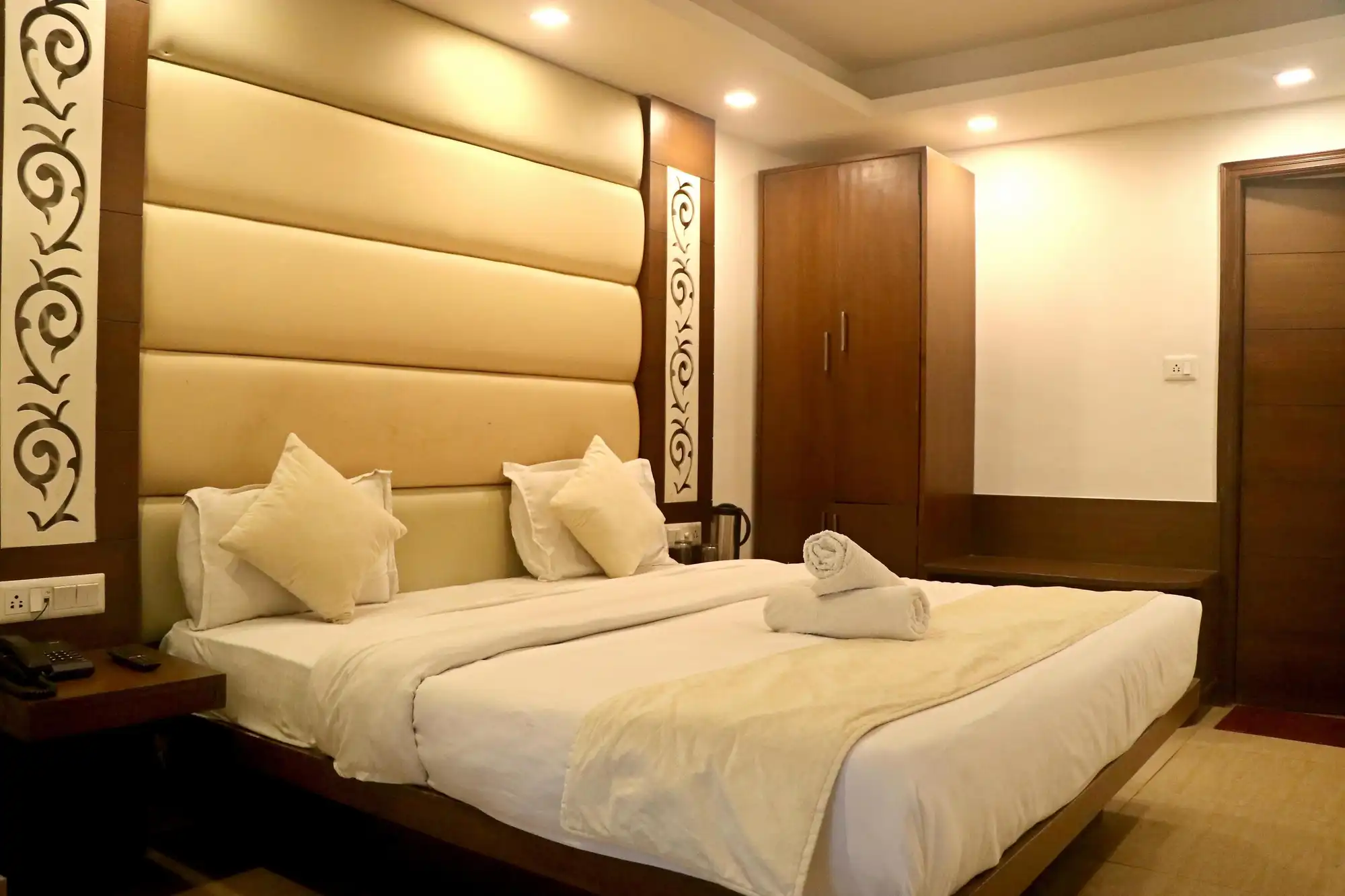 Hotel 30 Degree Mussoorie - On Mall Road with Parking Room