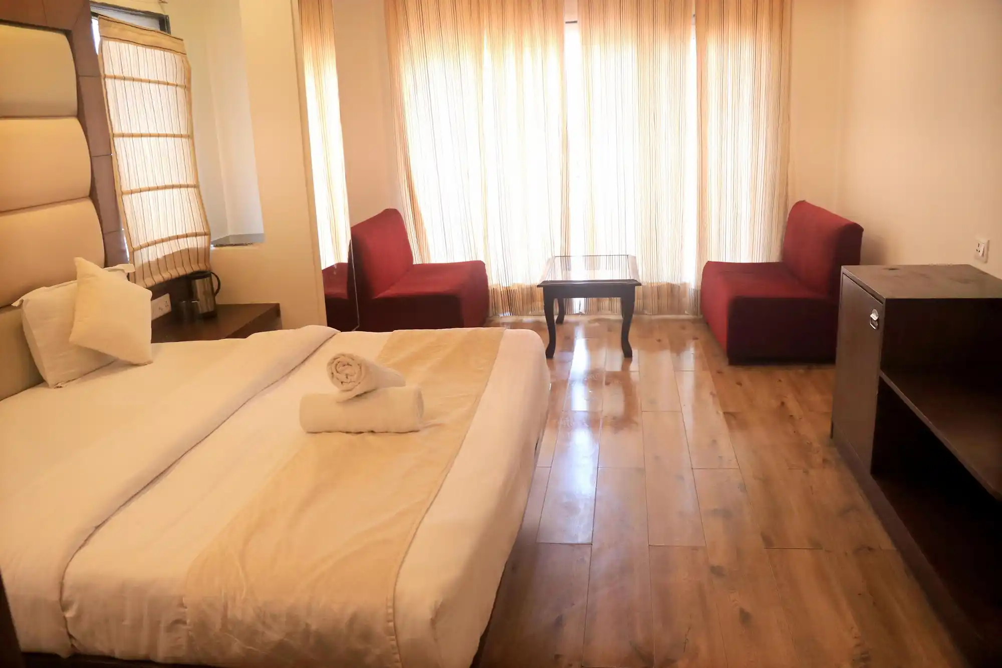 Hotel 30 Degree Mussoorie - On Mall Road with Parking Room