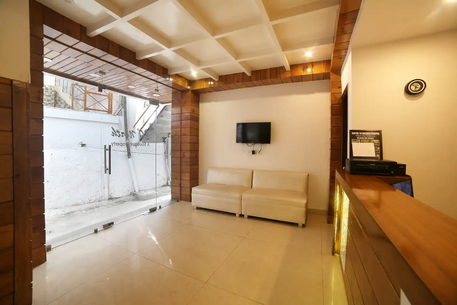 Hotel 30 Degree Mussoorie - On Mall Road with Parking Room