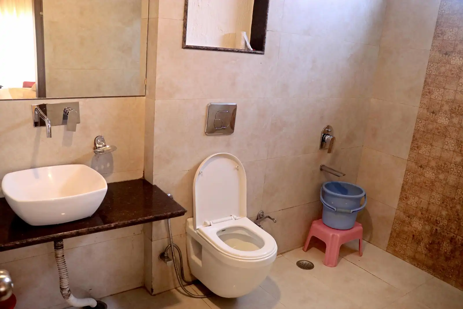 Hotel 30 Degree Mussoorie - On Mall Road with Parking Bathroom