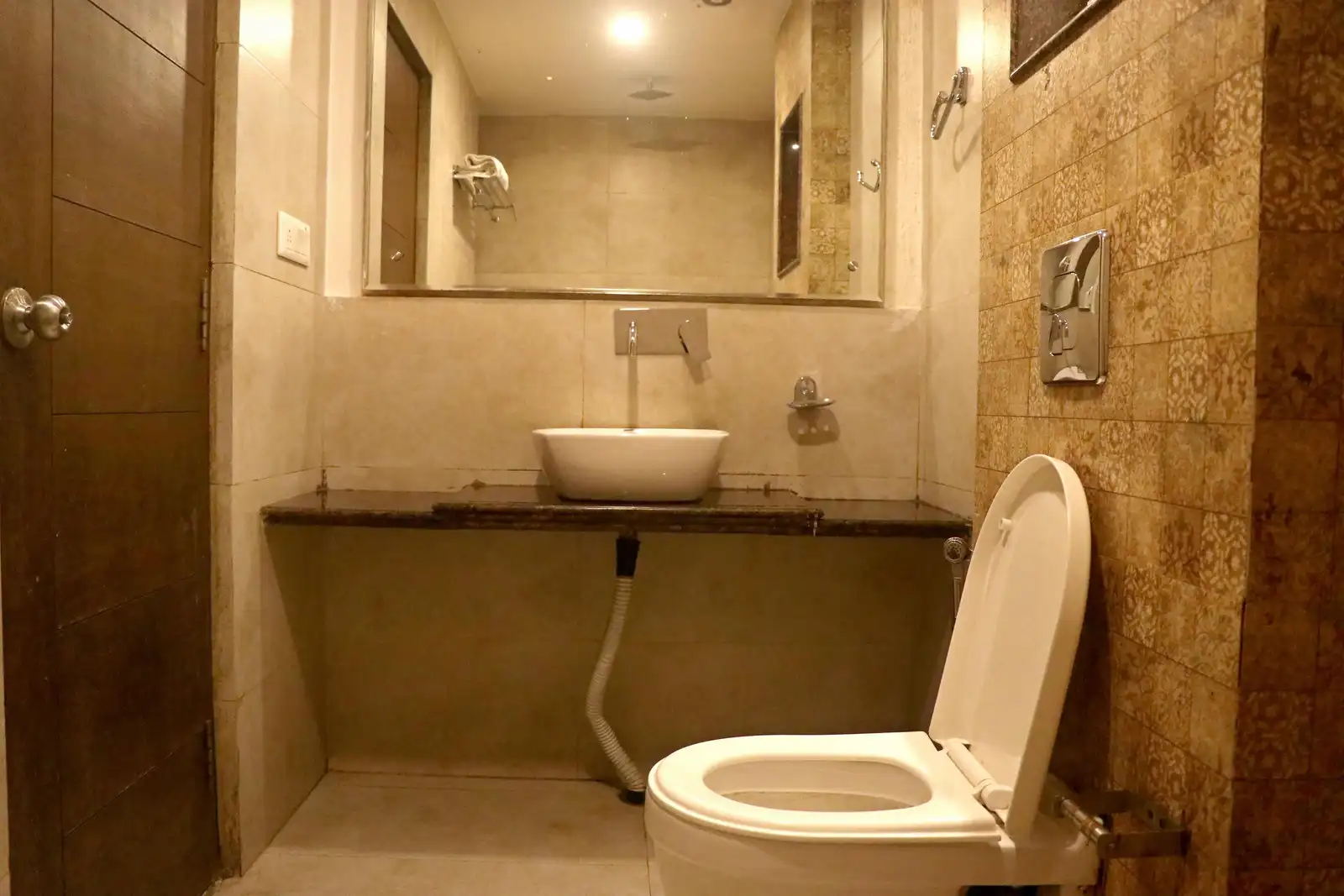 Hotel 30 Degree Mussoorie - On Mall Road with Parking Bathroom