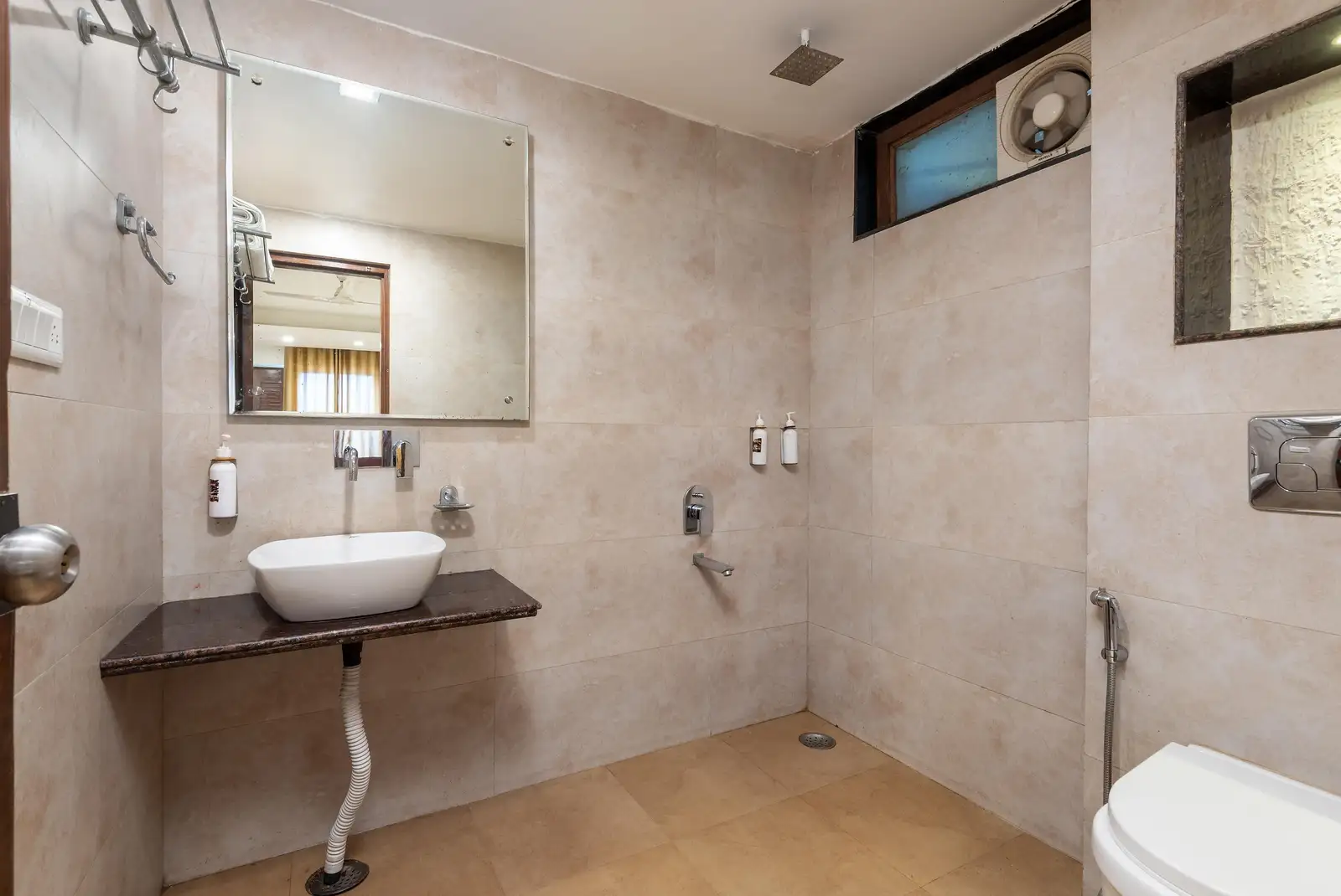 Hotel 30 Degree Mussoorie - On Mall Road with Parking Bathroom