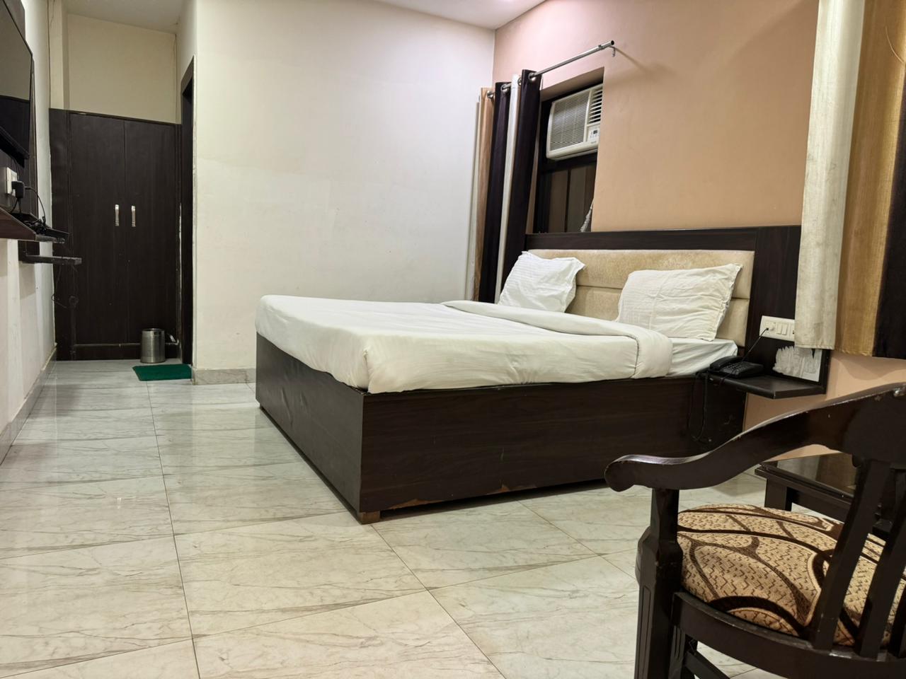 Hotel Crystal Room