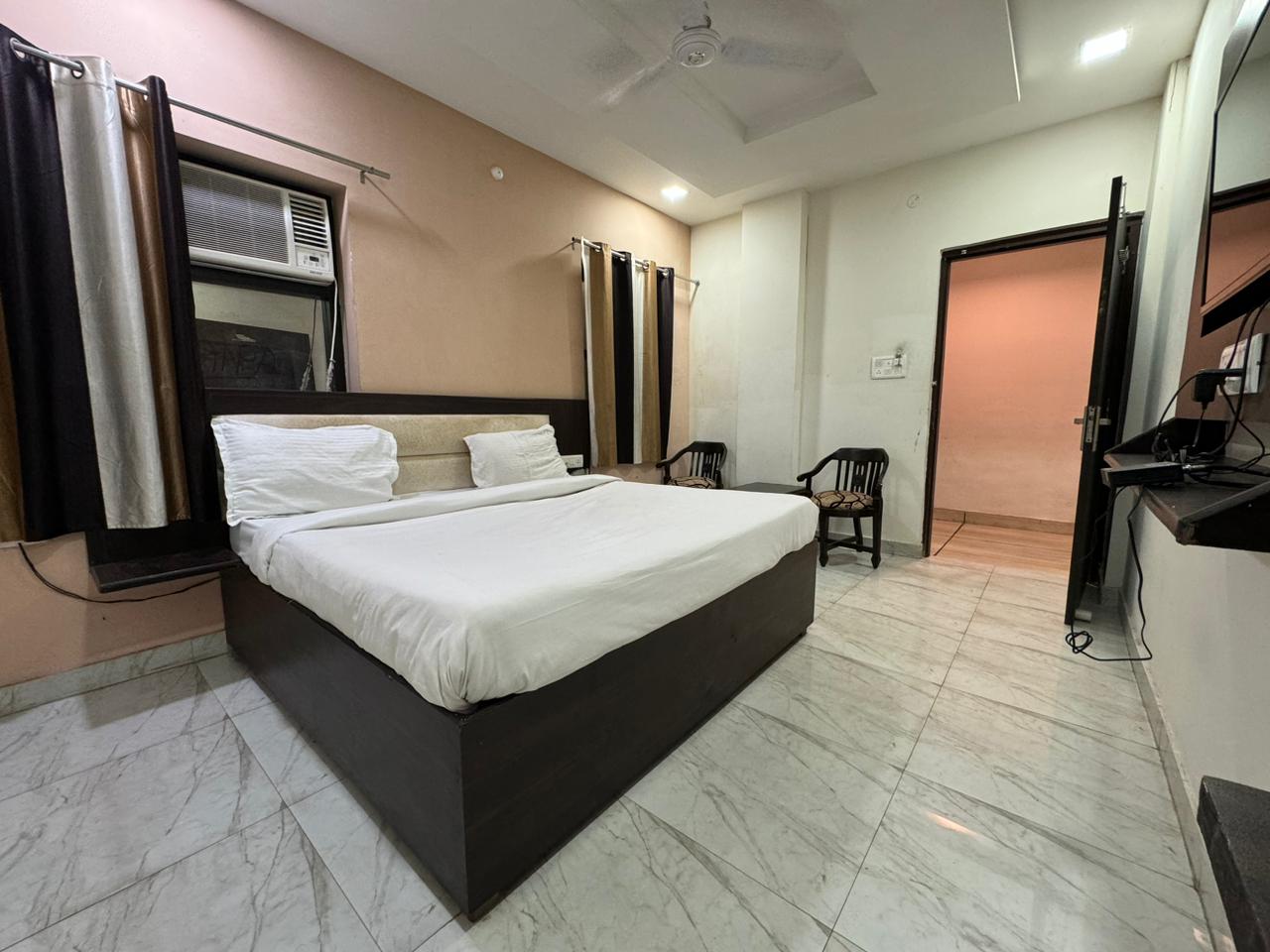 Hotel Crystal Room