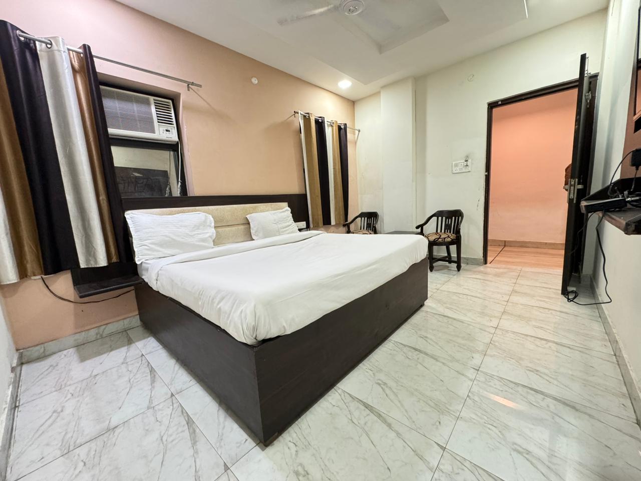 Hotel Crystal Room