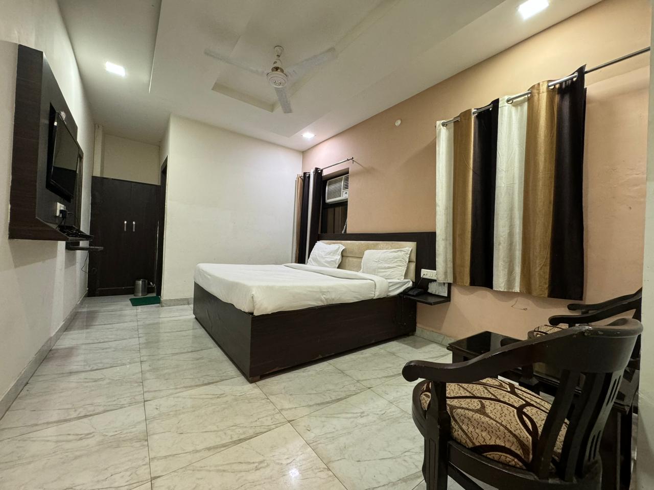 Hotel Crystal Room