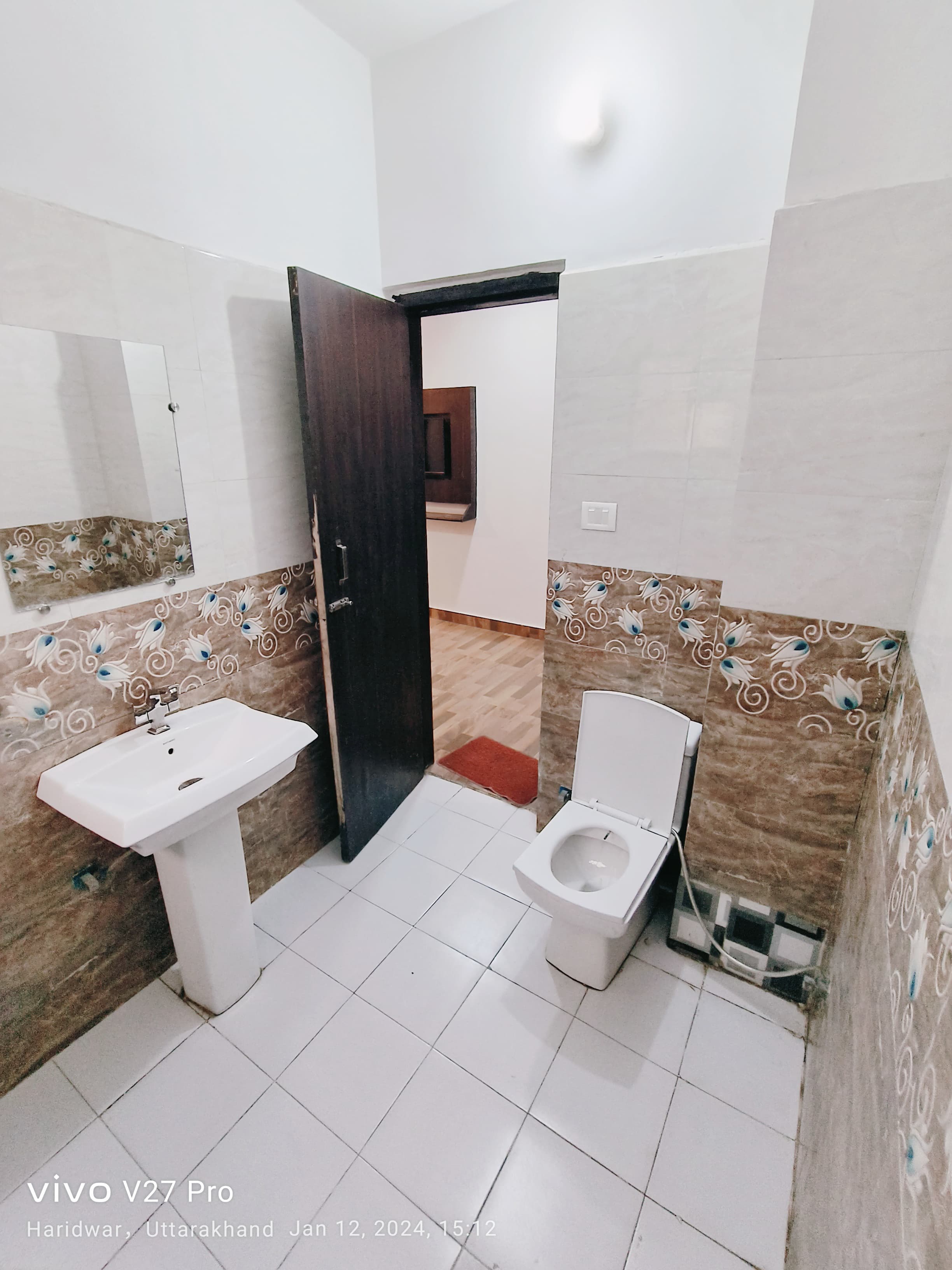 Hotel Crystal Washroom