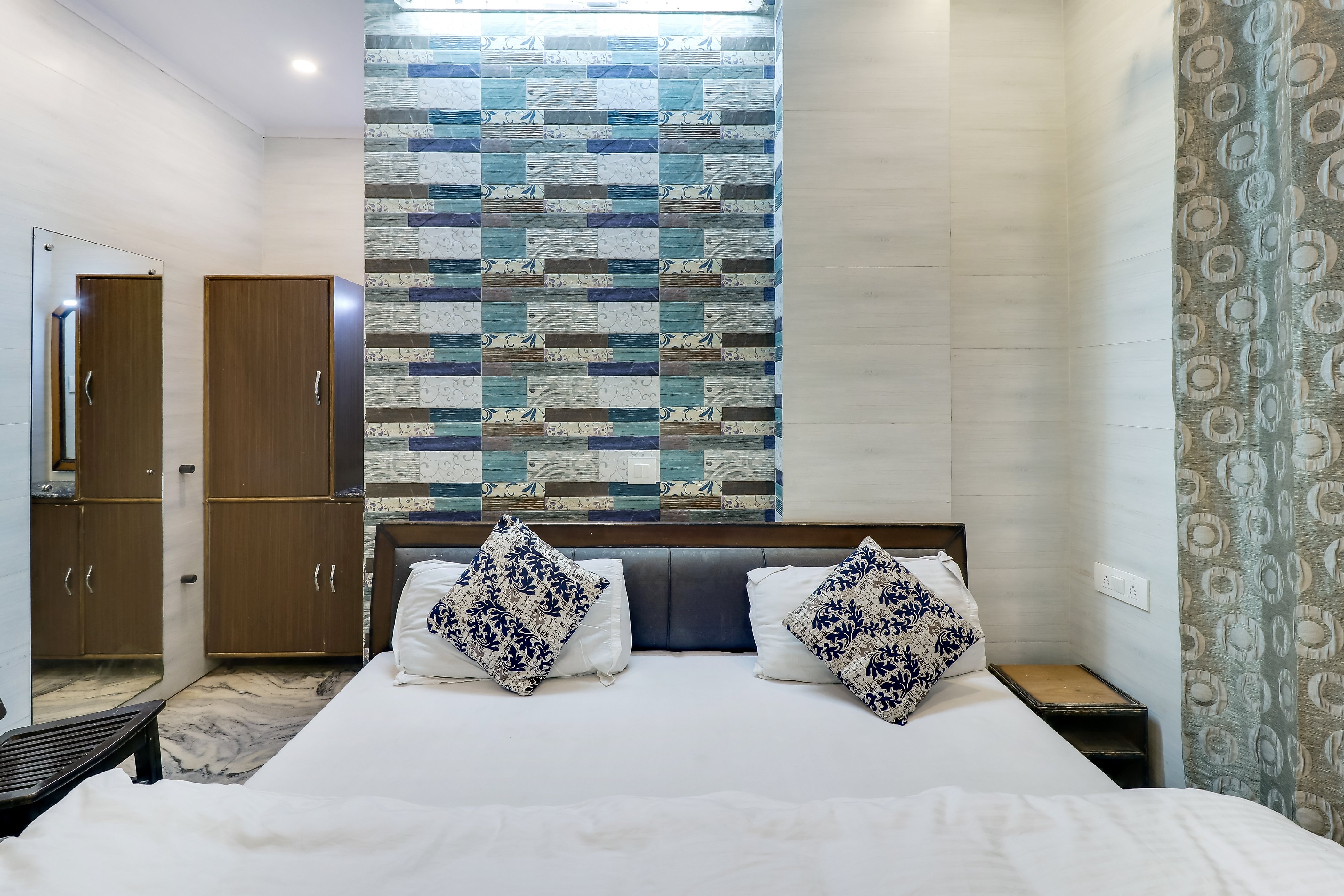 Hotel Grand Room