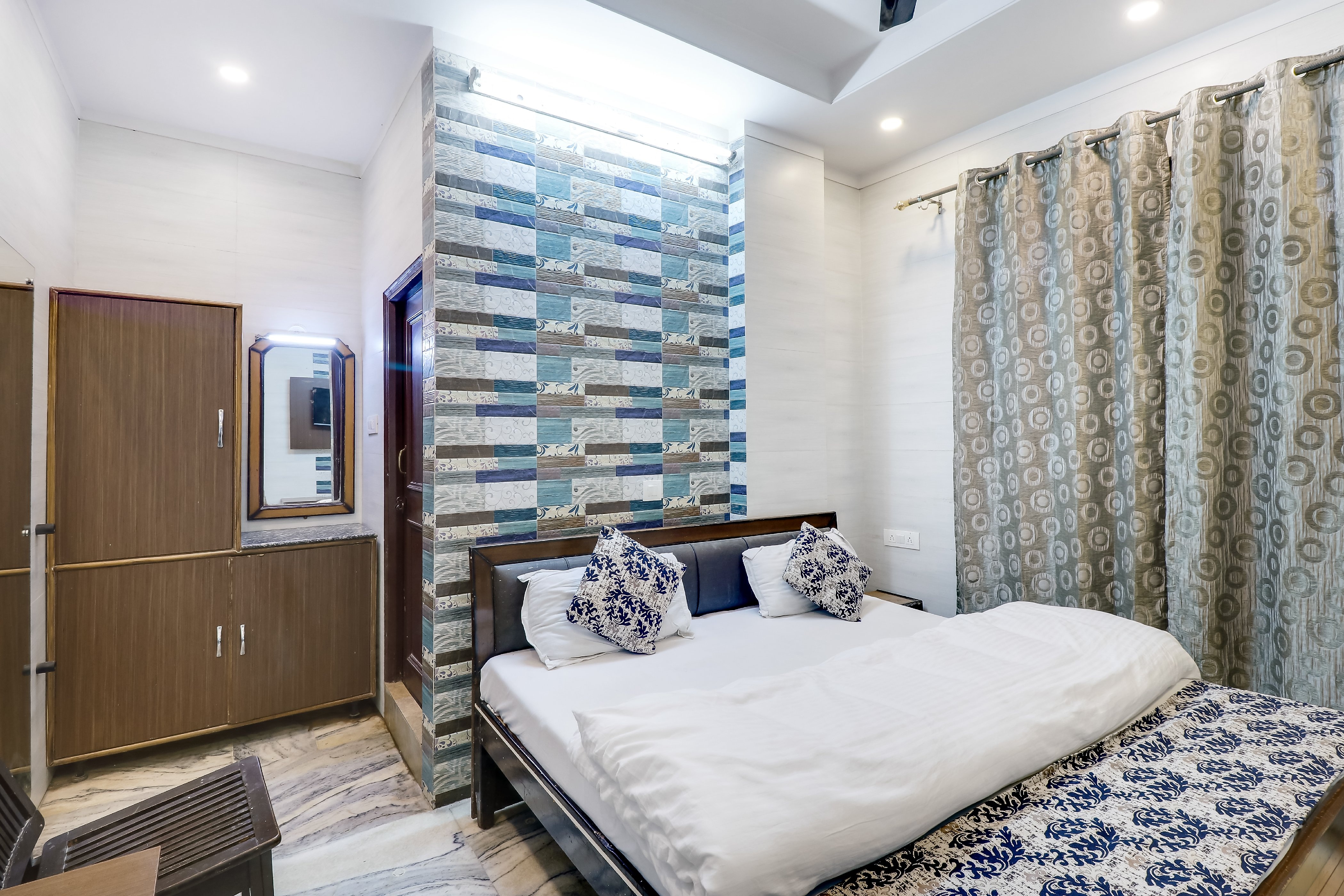 Hotel Grand Room