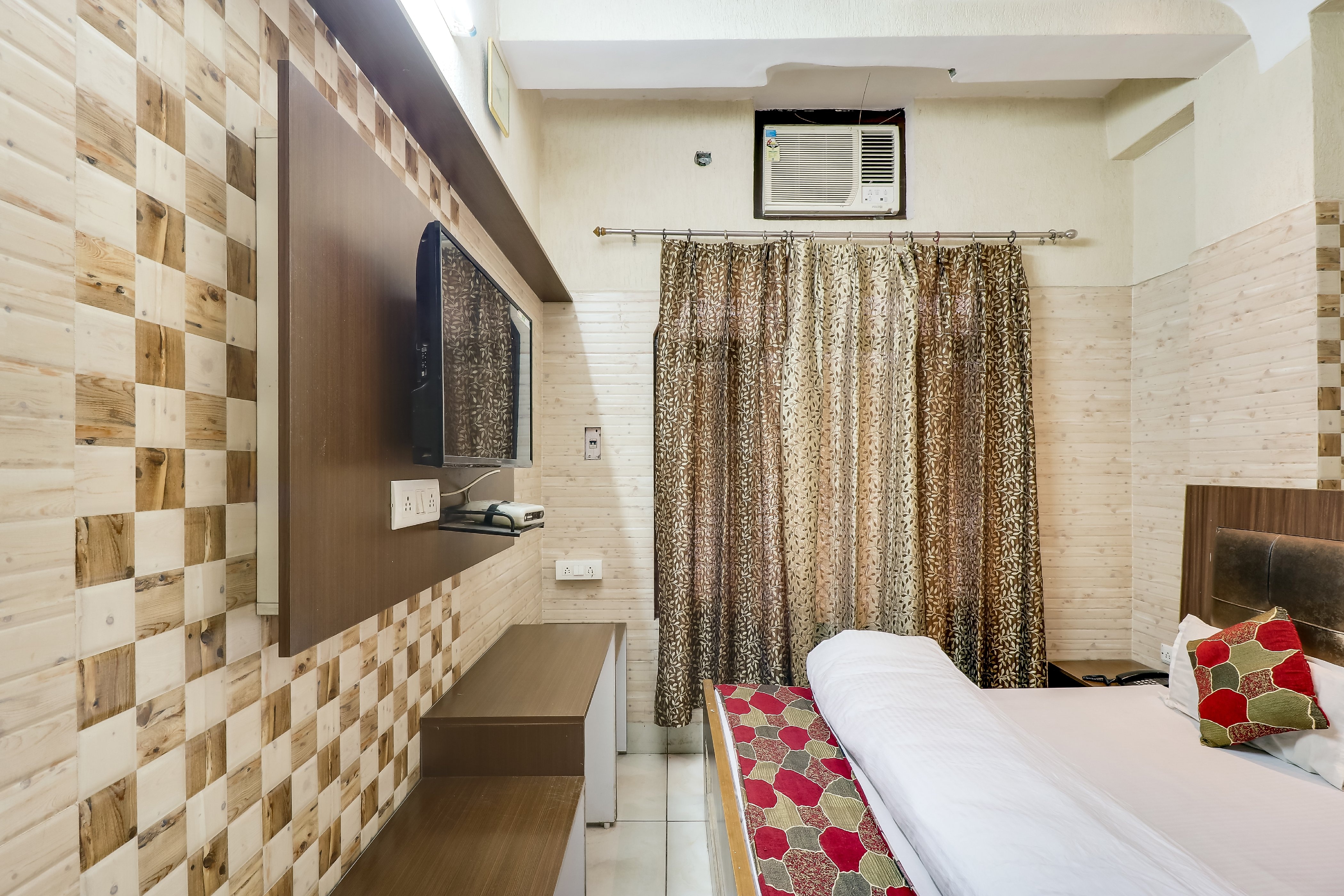 Hotel Grand Room