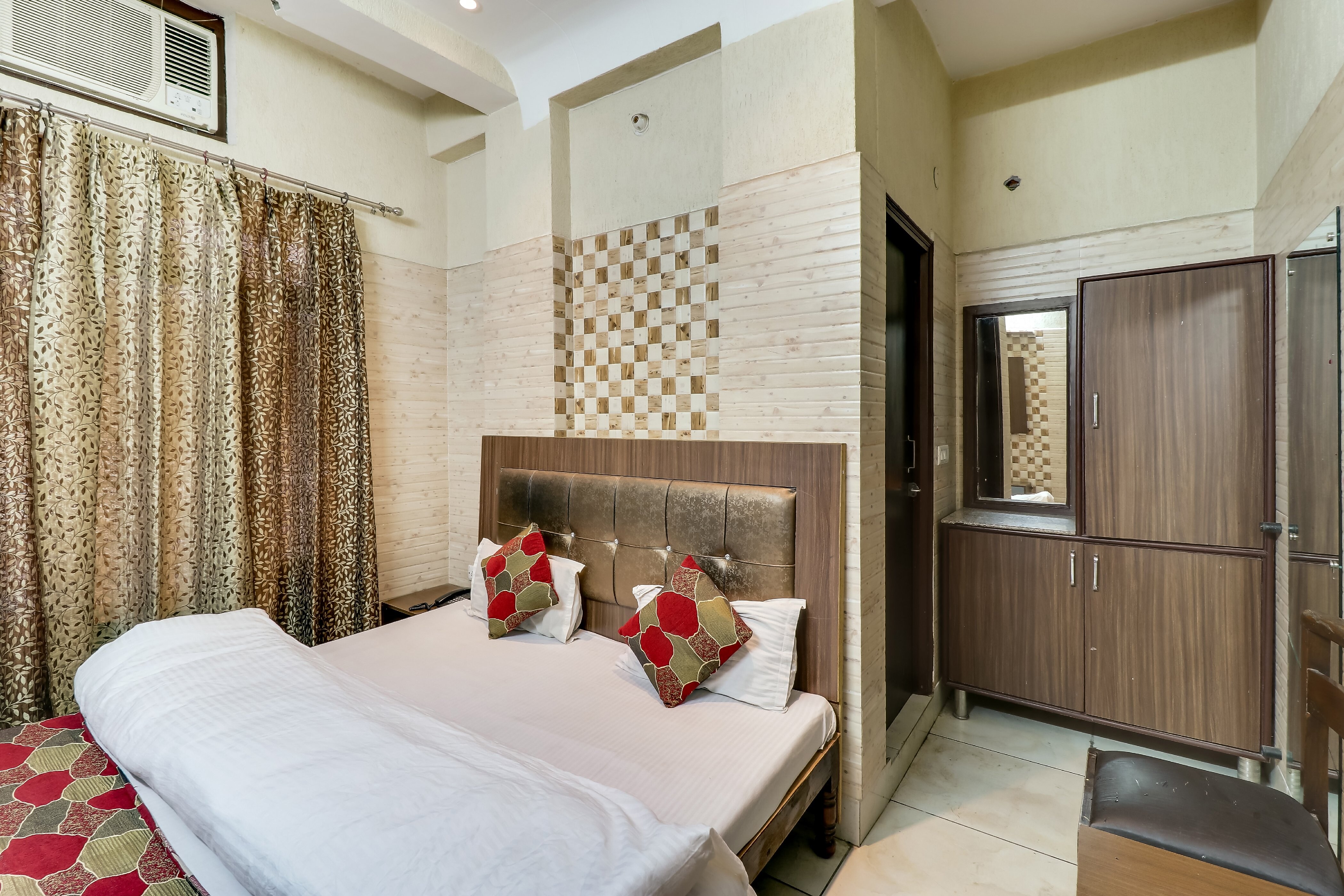 Hotel Grand Room