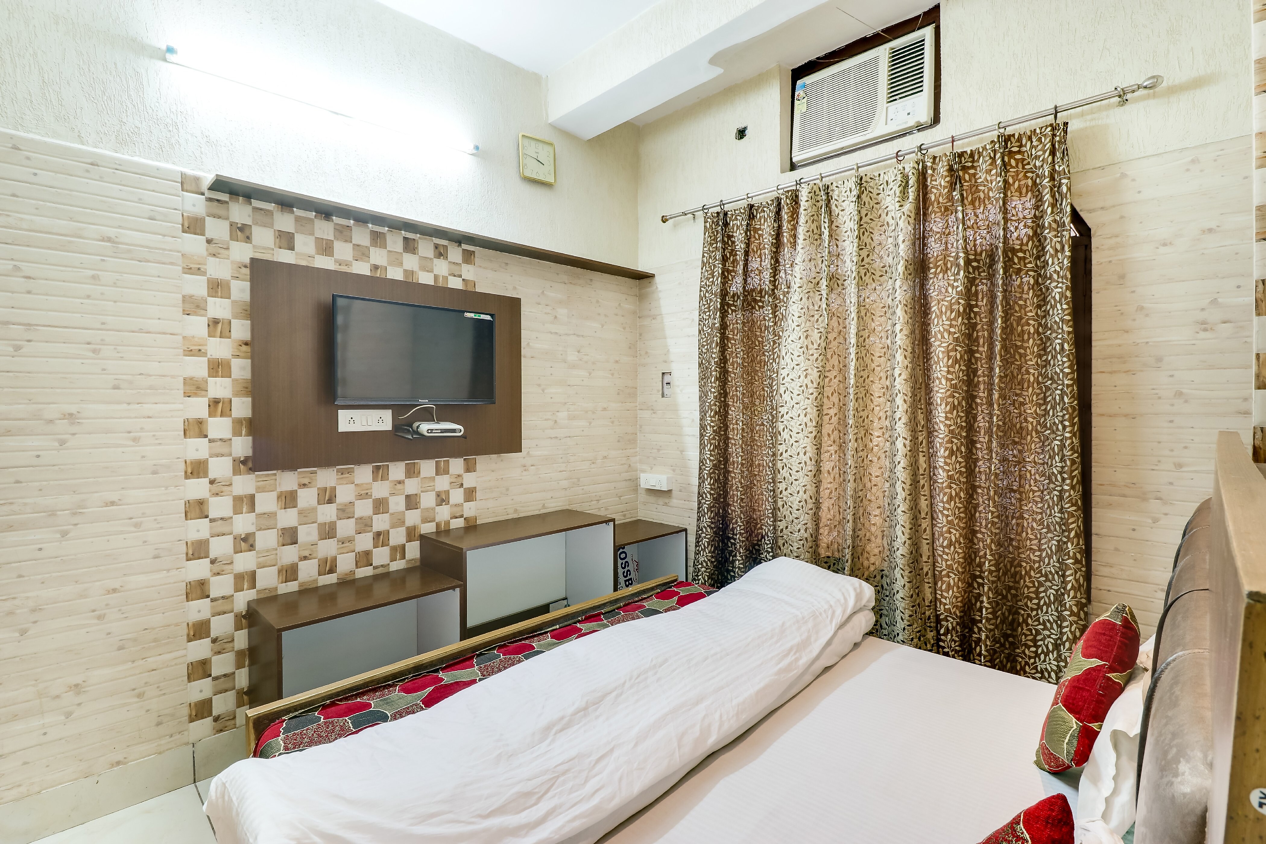 Hotel Grand Room